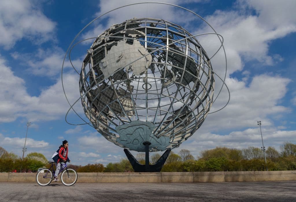 Un joven maneja su bicicleta en la Unisphere, de 
<a href="https://www.nycgo.com/boroughs-neighborhoods/queens/" target="_blank">Queens</a>, uno de los 5 condados de Nueva York, febrero 2021.