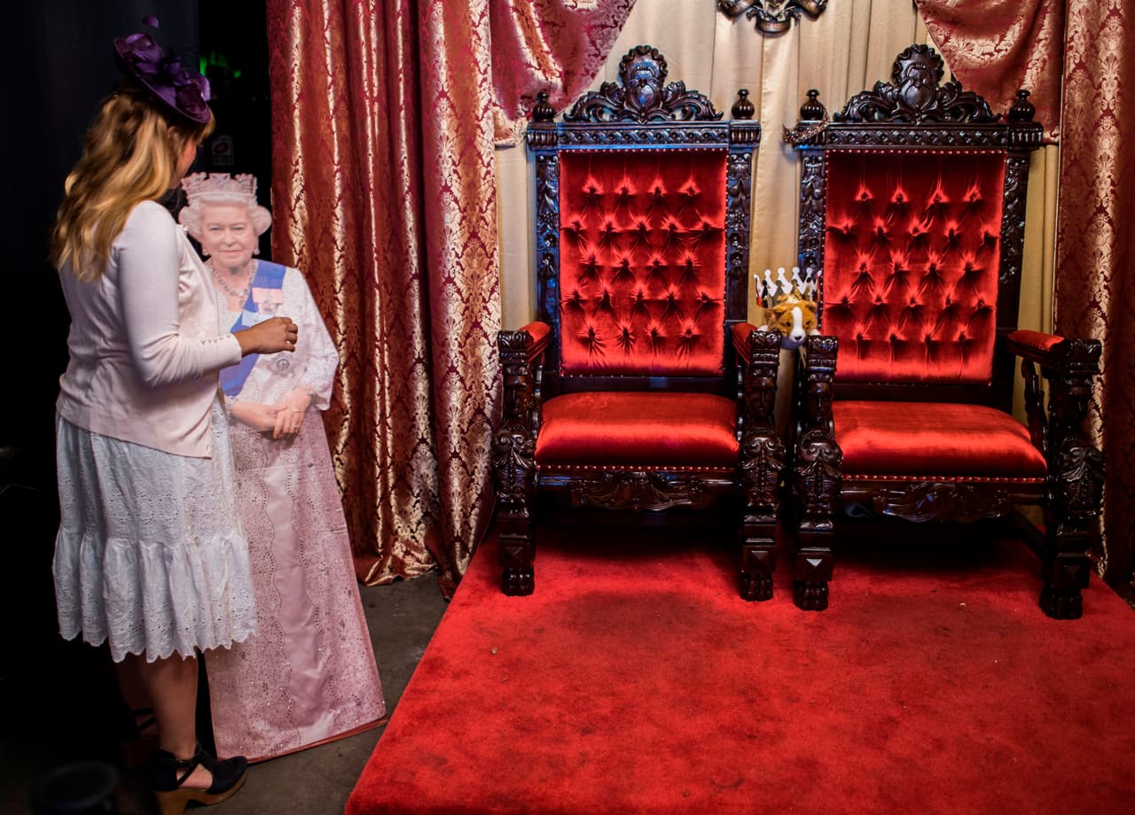 Y a algunos de ellos les ha visto en una taberna pop-up en Washington DC, aunque se trata de una versión en cartón, como esta de la reina Isabel II.