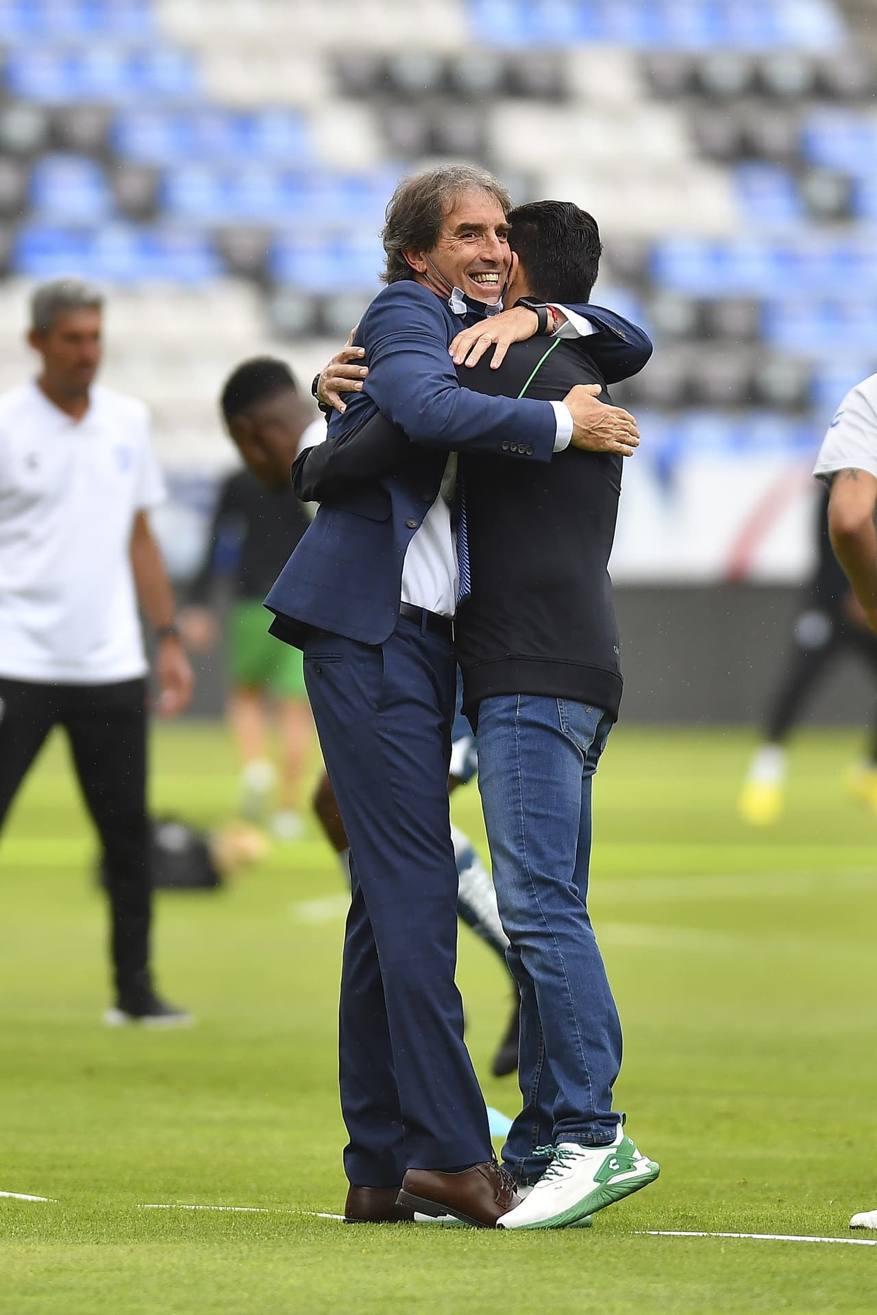 El saludo entre los técnicos fue muy efusivo.