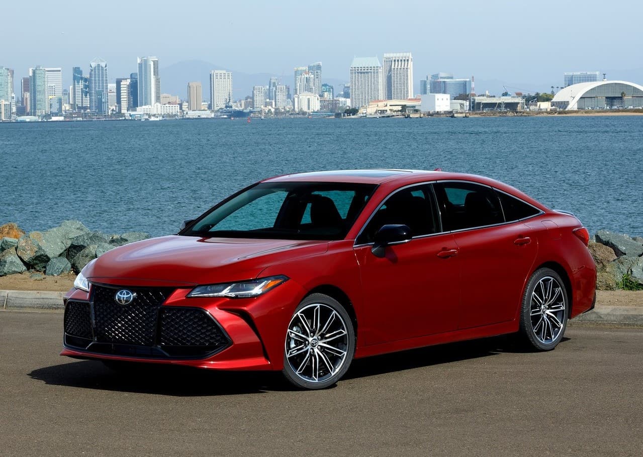 <h3 class="cms-H3-H3"><b>1er. lugar en el segmento de los sedanes grandes</b></h3>
<br>
<br>
<u><b>Toyota Avalon</b></u>
<br>
<br>
<b>Puntaje general: </b>8.5 de 10
<br>
<b>Valor retenido tras 5 años de uso:</b> 42.2%
<br>
<b>Calificación de seguridad promedio de la NHTSA: </b>5.0 de 5.0
