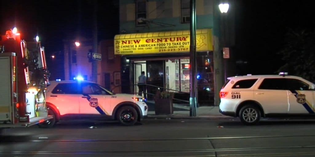 Hombres arrojan explosivos a empleados de restaurantes para robar cajeros automáticos, según la policía
