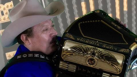 Don Lupe tenía dos grandes amores, su familia y la música y murió como los grandes, arriba del escenario, el pasado mes de julio de 2016.