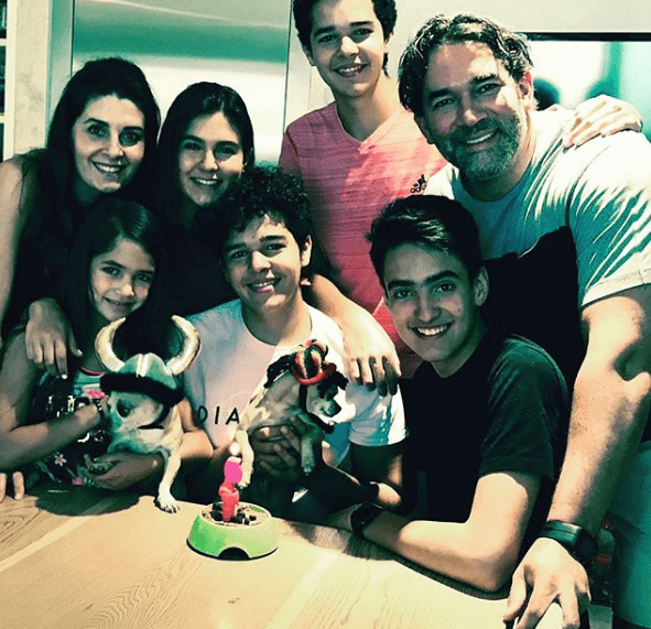 En una rueda de prensa realizada luego de su enlace matrimonial con Mayrín, Santamarina declaró: “Nuestros hijos son los más felices, nos regalaron una carta que hicieron entre los cuatro con el dibujo de un nido y con unas palabras”.