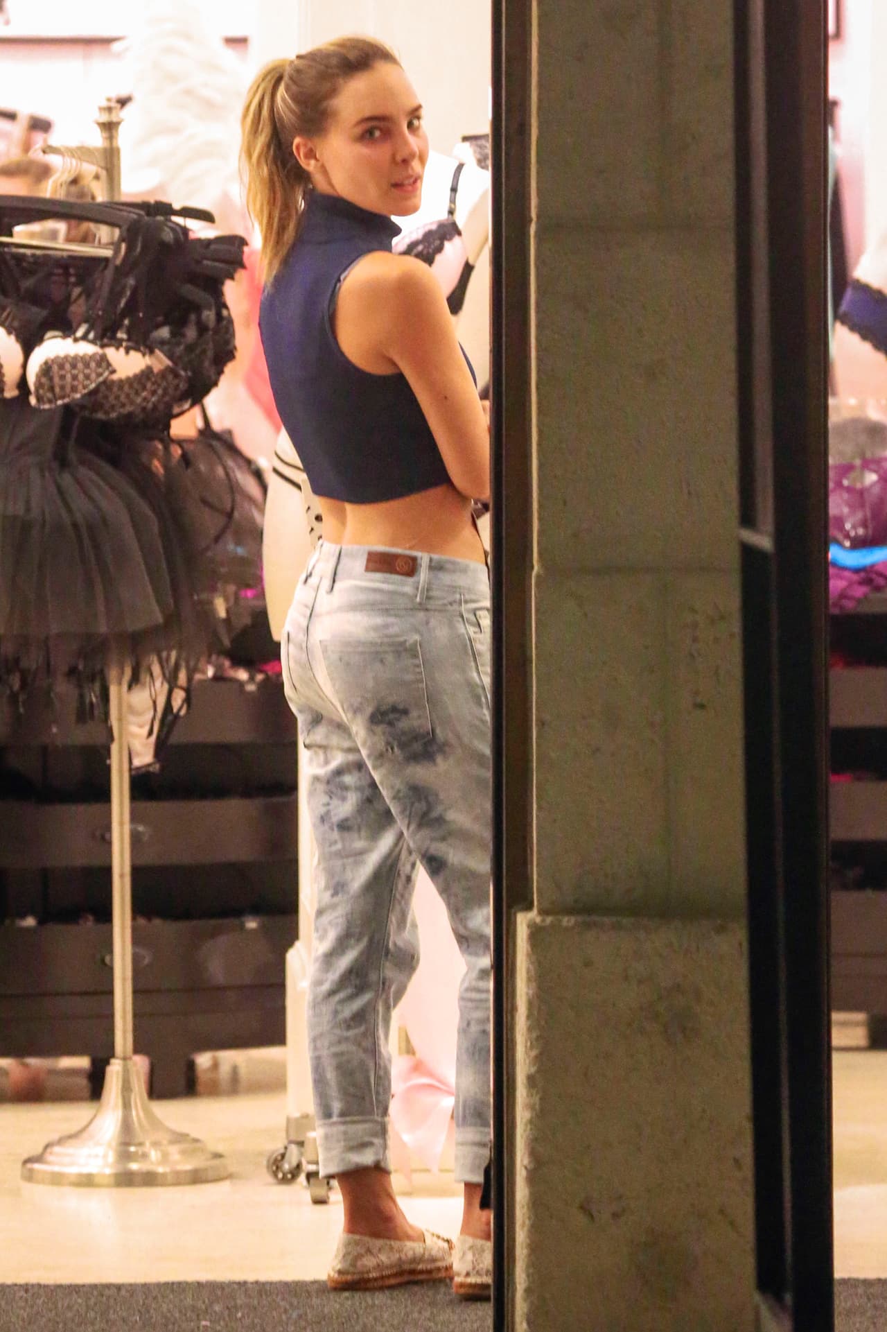 Aunque trató de pasar desapercibida, 'Beli' se dio cuenta que la cámarita la perseguía...