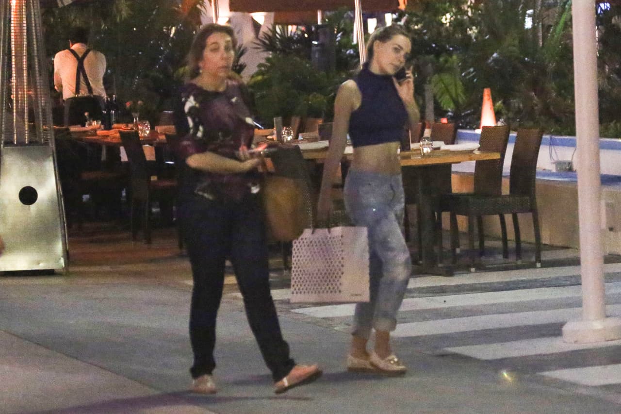 Su mamá y ella se hicieron las desinteresadas, ¿será que ya aprendieron a convivir con los paparazzi?