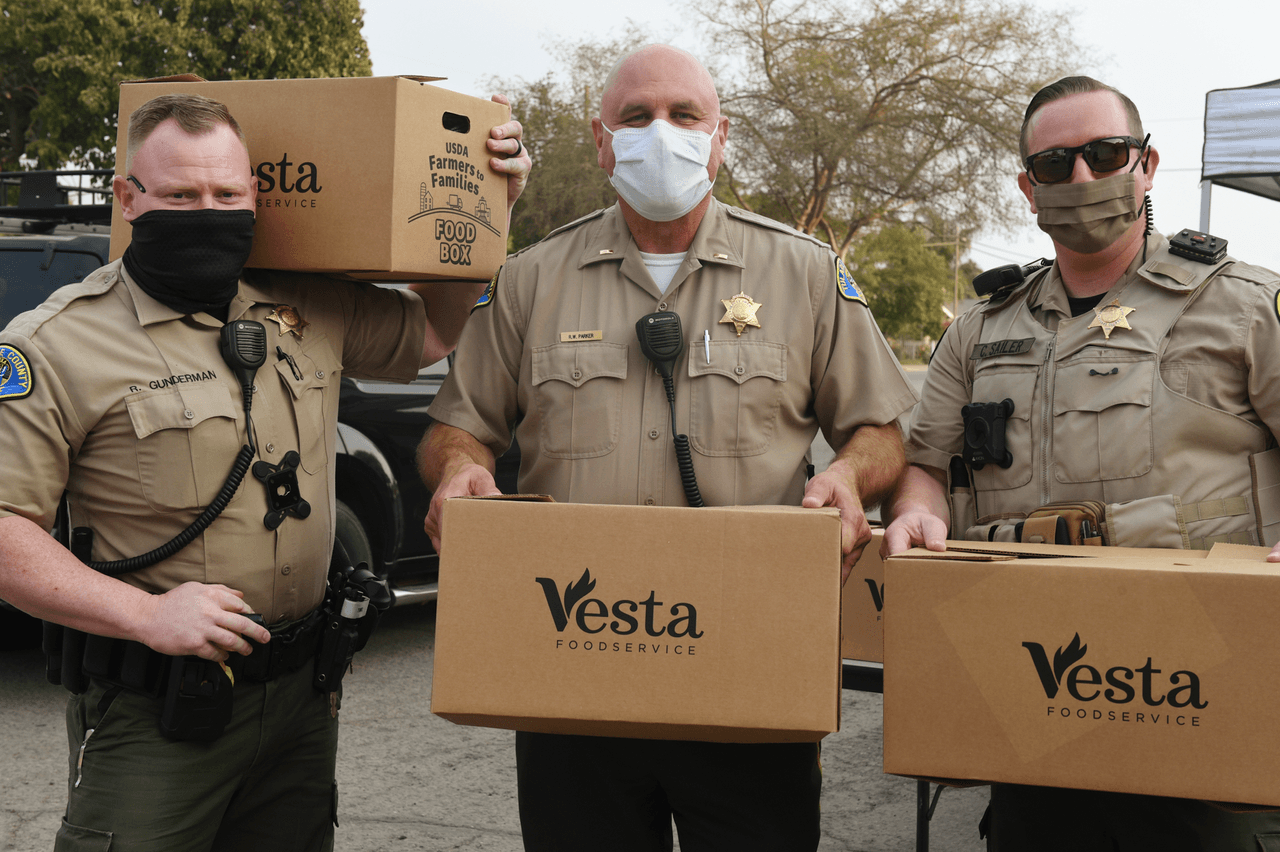 Desde mayo, los agentes de la Oficina del Alguacil del condado de Tulare junto a miembros del Departamento de Agricultura de los Estados (USDA) y la Iglesia Seven Oaks de Visalia han
<b>estado distribuyendo alimentos y mascarillas a los vecinos del condado, principalmente de zonas rurales.</b>
