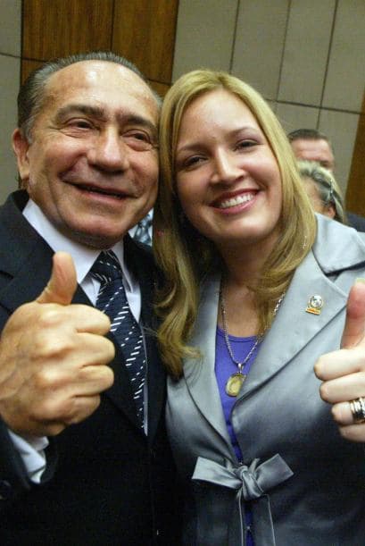 Raúl Cubas, el candidato que lo sustituyó en la UNACE, ganó las elecciones de 1998 y a los tres días de asumir la Presidencia decretó su libertad, le conmutó la pena de diez años por tres meses y le restituyó sus derechos cívicos y políticos. Pero en diciembre, la Corte Suprema anuló el decreto, ordenó su regreso a prisión y Lino Oviedo se entregó, aunque siguió dando batalla.