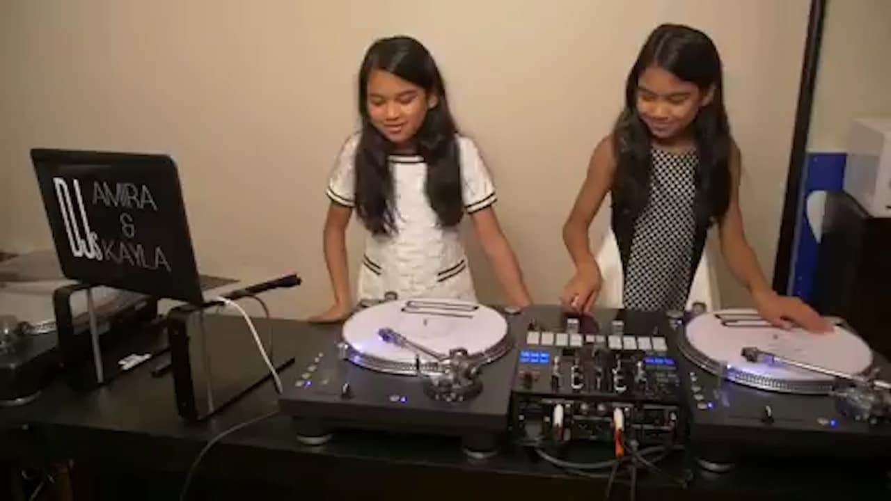 A un lado Gianluca Vacchi: estas gemelas de 11 años son DJ's profesionales 