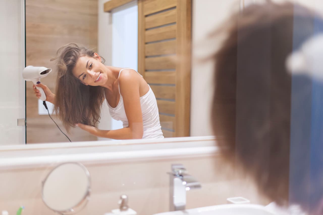 <b>Olvídate de las planchas o secadoras.</b> La plancha y las pistolas de cabello suelen ser nuestras mejores aliadas para sacarnos de un apuro, pero estos artículos de belleza también tienen sus contras si se abusa de ellos, por lo que te recomendamos usarlos lo menos posible y solo en caso de alguna emergencia.