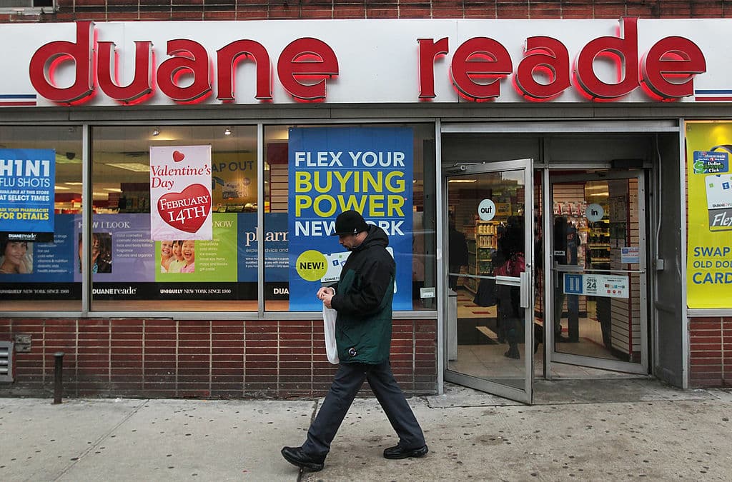Otra cadena que cerró casi 100 tiendas en Nueva York es Duane Reade. En el 2022 cerró 22, pero si sumamos las que canceló en el 2019 y 2021, el total son 90. La cadena de farmacias, 
<b>emplea un 21 % de empleados hispanos</b>, según Zippia.
<br>
<br>