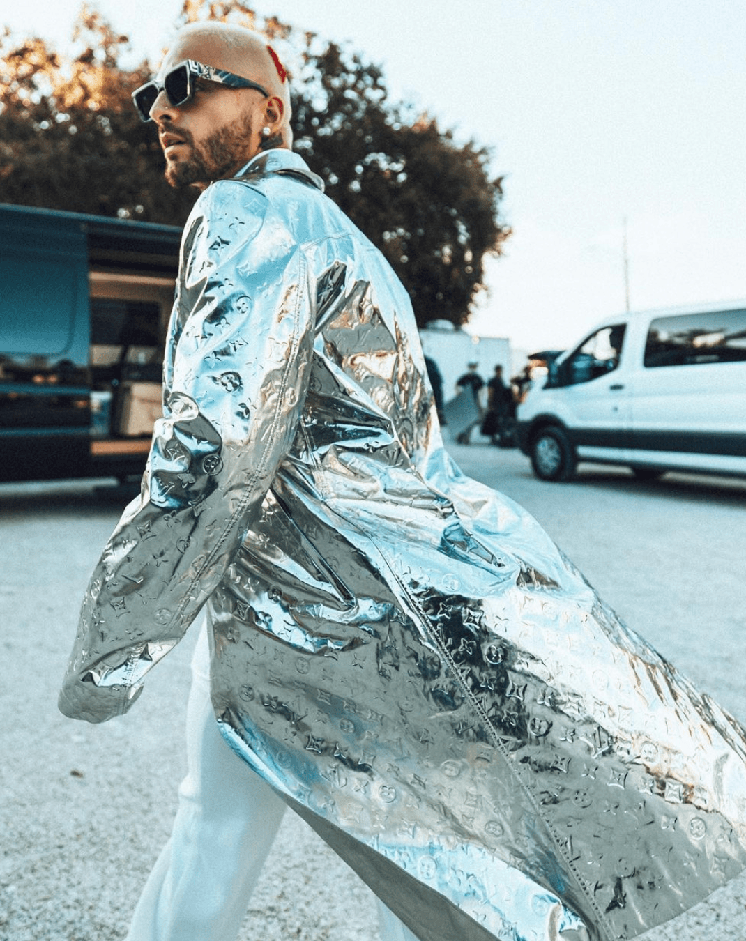 Con su debut como director con el video para su canción con Feid 'Mojando asientos', anunció la creación de último emprendimiento: la productora audiovisual Royalty Films, creada para ayudar a talentos colombianos con pocos recursos a impulsarse en la rama artística.