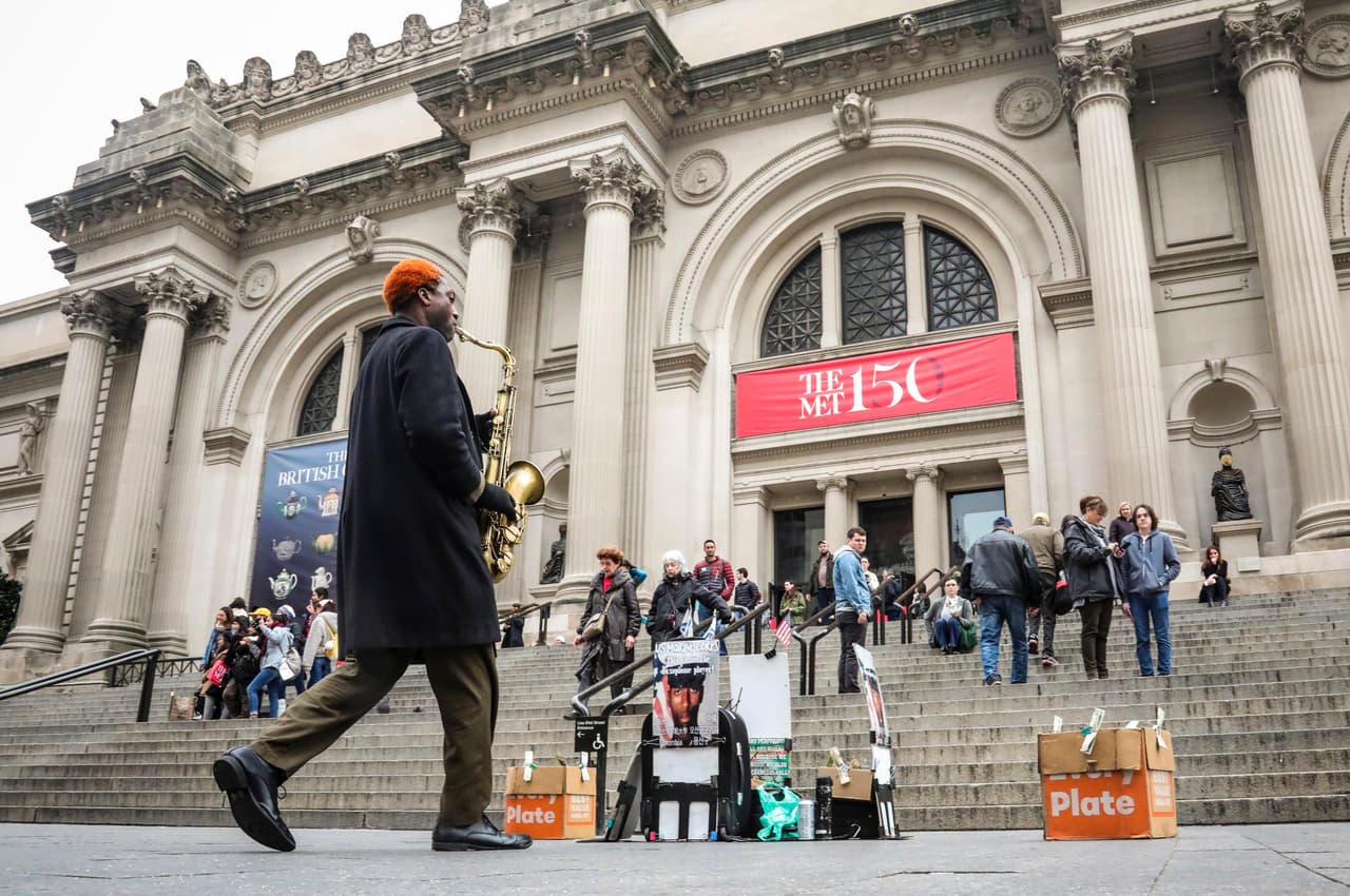 El Metropolitan Museum of Art, conocido como el Met, anunció que cerrará sus puertas para apoyar el esfuerzo de la Ciudad de Nueva York de contener la propagación del Covid- 19. El museo cerrará en sus tres locaciones, a partir del 13 de marzo sin una fecha prevista para reanudar actividades.
<br> 
<br>