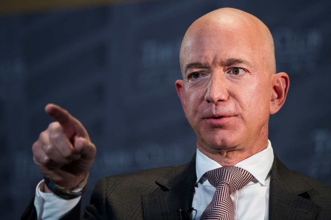 <b>#1:Jeff Bezos ($125,000 millones) </b>
<br>El fundador de Amazon se mantiene inamovible en su puesto como el hombre más rico del mundo, a pesar de las grandes pérdidas que ha tenido este año, entre otras cosas tras su millonario divorcio. En el año 2017, Bezos suplantó a Bill Gates como la mayor fortuna del planeta, en donde se mantiene.