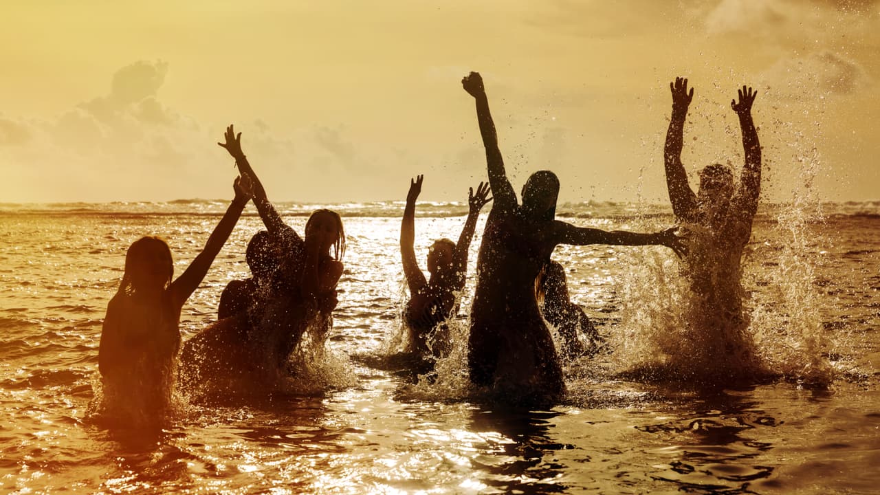 Los signos de agua, Piscis, Cáncer y Escorpión, son los más beneficiados si van al mar, ya que deben entrar de espaldas al horizonte y brincar nueve veces (tres veces la Santísima Trinidad), para así llenarse de buena energía.
