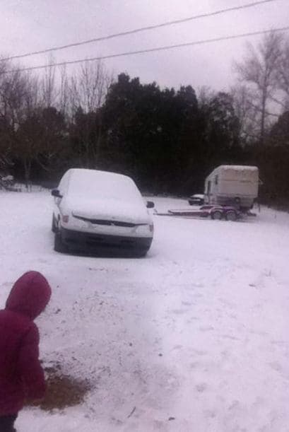 Imagen proporcionada por Rosalba Aguilar Oceguera desde Moody, Alabama, donde se percibe un automóvil totalmente cubierto.