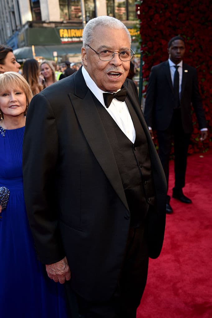 <b>James Earl Jones</b>: mejor conocido por prestar su voz para Darth Vader en Star Wars y Mufasa en Lion King, duró ocho años con una tartamudez severa cuando era pequeño.