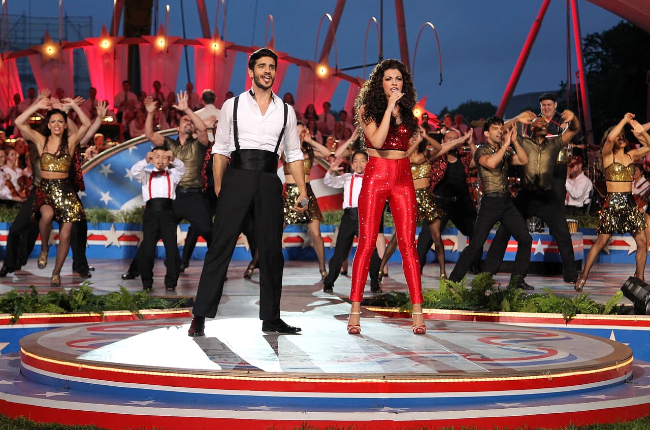 Ektor Rivera captado en comprometedoras fotos con una mujer