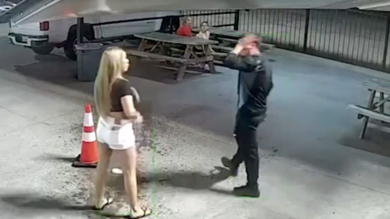 Autoridades en Houston buscan a la mujer que lanzó una botella Jack Daniel's contra su expareja