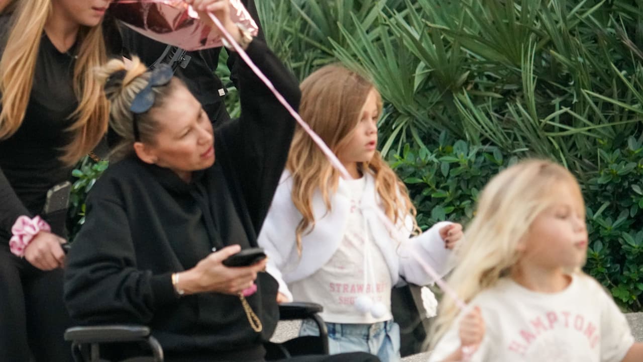 Ana Kournikova salió de compras en compañía de sus hijas.