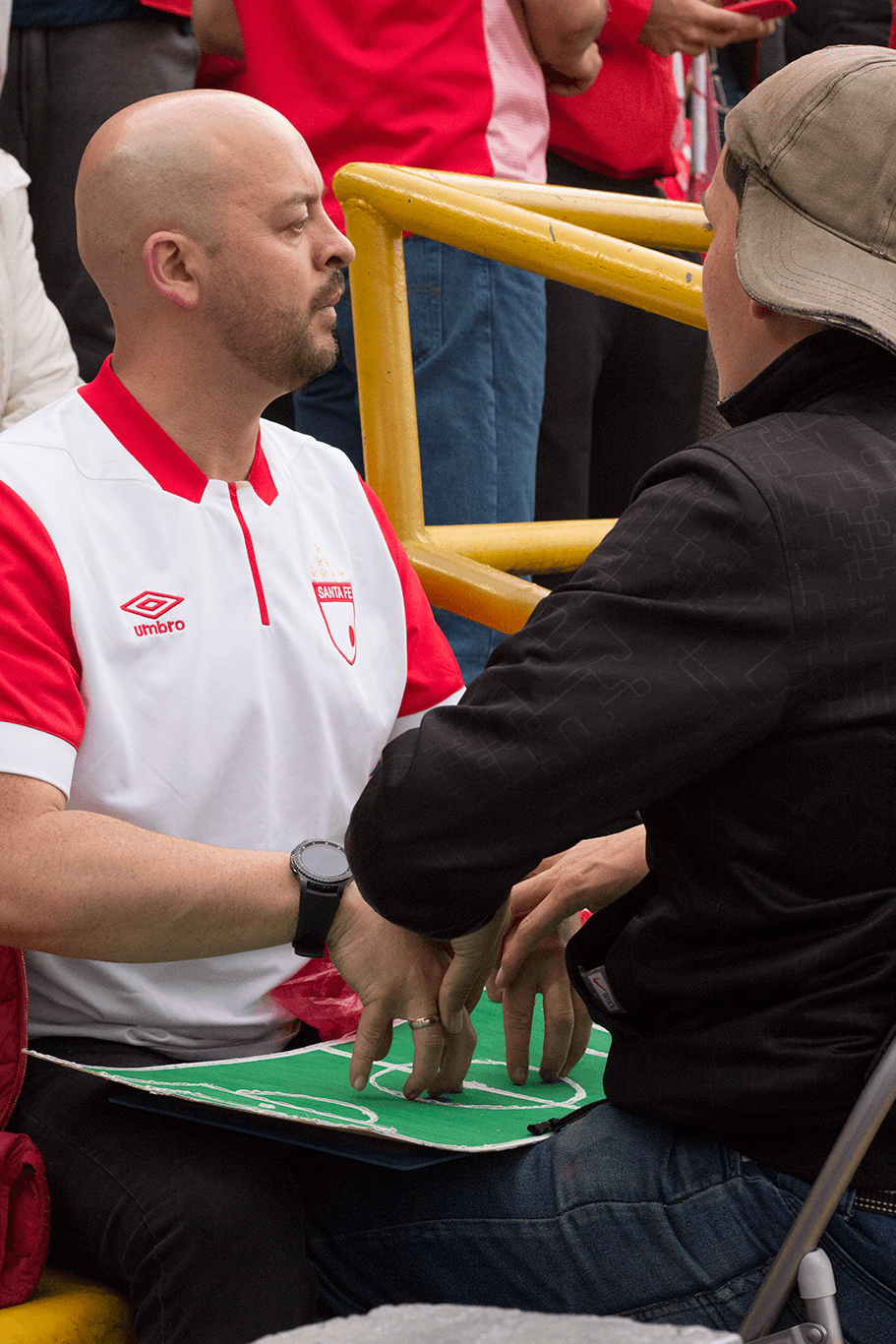 Con el inicio del partido, la camaradería pasa a un segundo plano mientras César narra con atención todo lo que pasa.