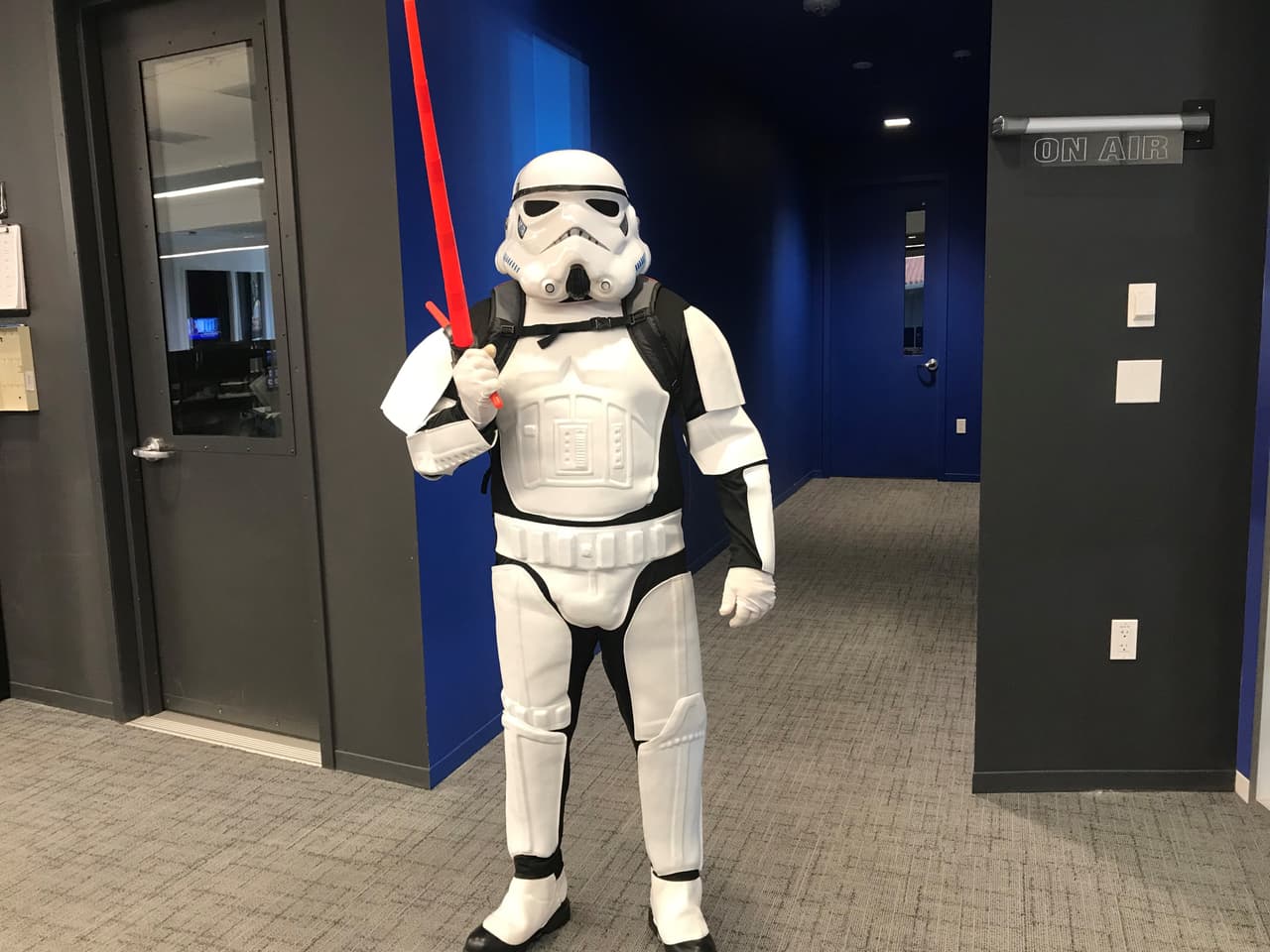 Juan Preza, del Departamento de Promociones, se disfrazó este año de Stormtrooper, uno de los personajes de 'La Guerra de las Galaxias'.