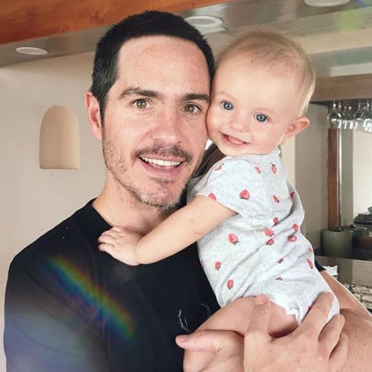 El actor Mauricio Ochmann compartió con sus más de 5.3 millones de seguidores esta postal junto a su segunda hija, donde se puede leer: "¡Gracias 2018 por la llegada de Kailani!".