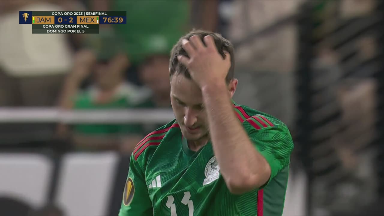 ¡Salvan en la línea! Giménez hizo la jugada, pero alcanzaron a desviar el tiro