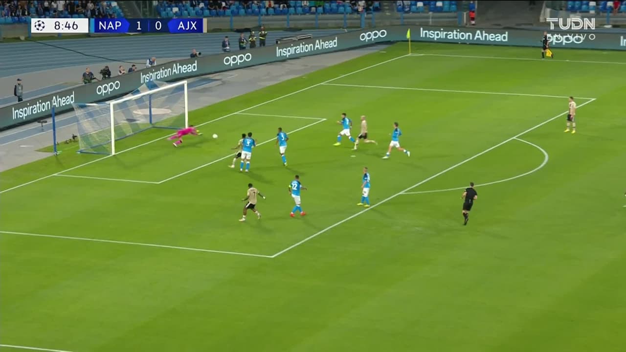 ¡TIRO ATAJADO! disparo por Steven Bergwijn.