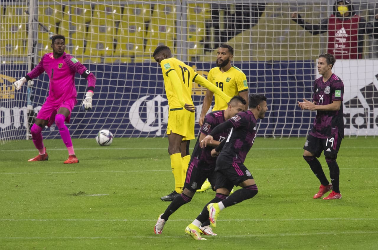 Las anotaciones de Alexis Vega y de Henry Martin hacen que México arranque el hexagonal con el pie derecho al vencer 2-1 a Jamaica.