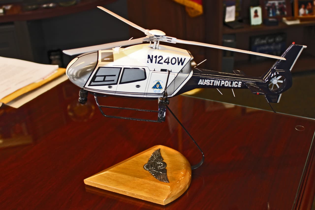 En uno de los escritorios del jefe Acevedo también reposa un pequeño helicóptero de juguete que le recuerda su antiguo trabajo como comandante de la Policía de Austin.