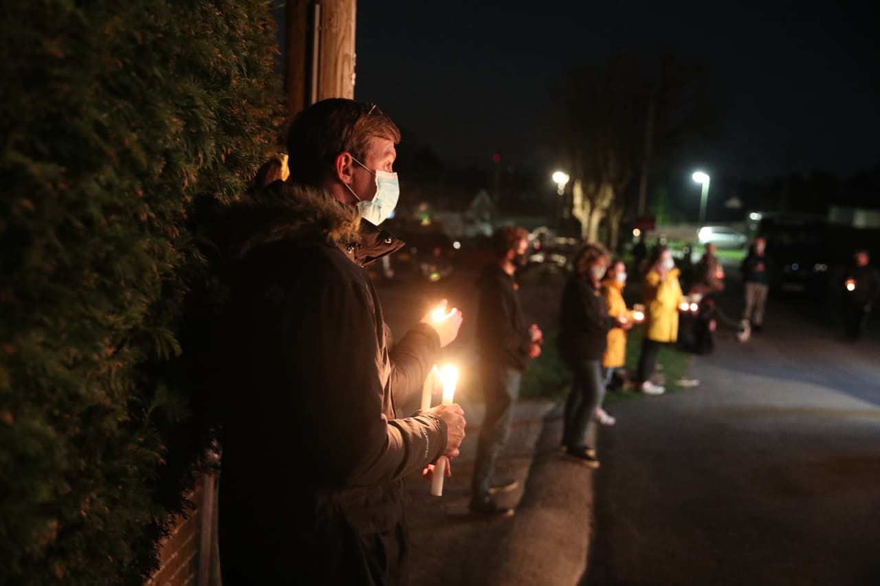 Residentes de Dormansland, Surrey, salen con velas a la calle durante el ‘Día Nacional de Reflexión’, el aniversario del primer cierre nacional para prevenir la propagación del covid-19 en El Reino Unido. El país, que ha pasado gran parte del año pasado encerrado, ha registrado más de 126,000 muertes relacionadas con la pandemia, la cifra más alta de Europa y una de las más altas del mundo.