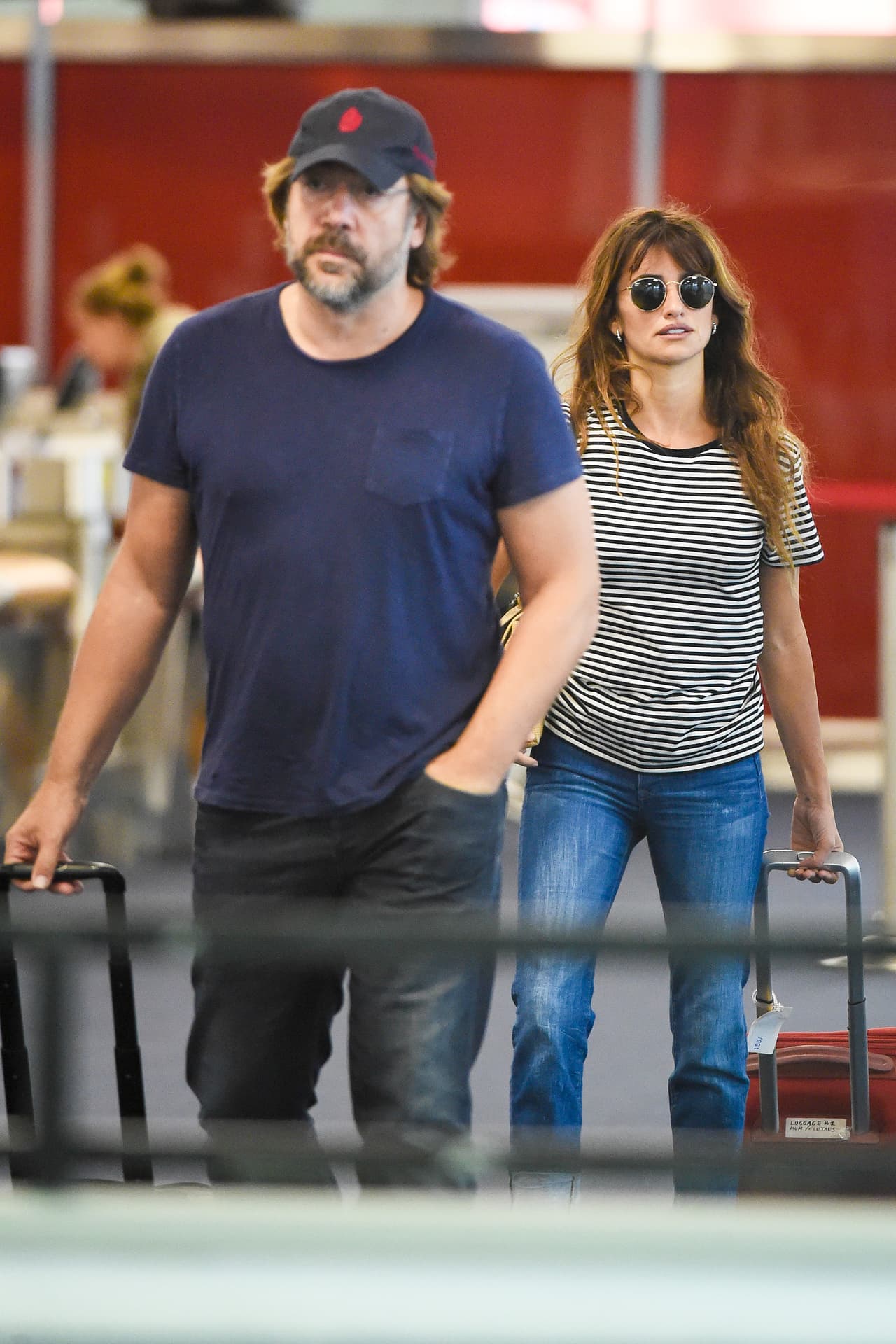 Mientras, Javier cuidaba a sus hijos. Son una pareja común y corriente.