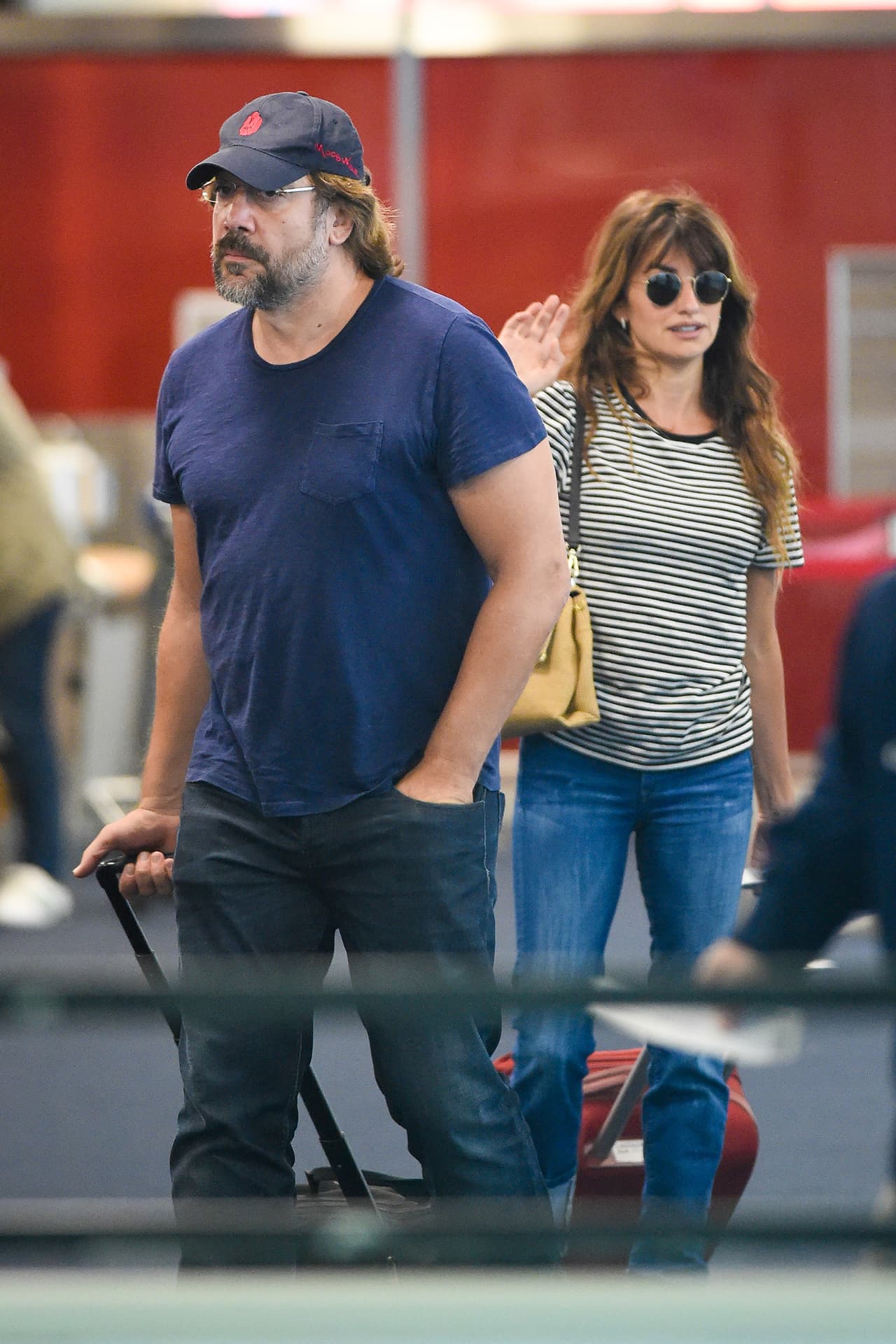 La parejita no se encontraba sola.