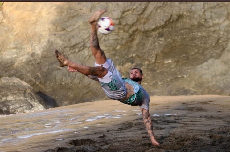 Santos comparte su sesión matutina y, ¿por qué no? Una refrescadita también.