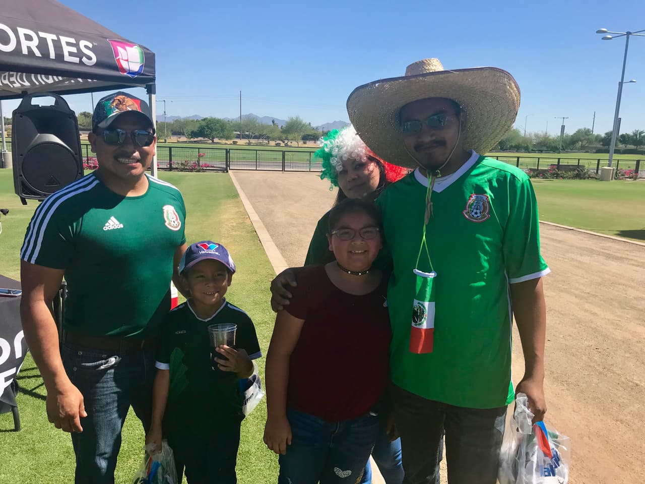 Familias completas asistieron al evento “Fútbol Fiesta” a las afueras del estadio.
<br>