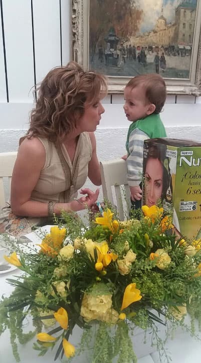 También lo suele llevar a sus eventos sociales, pues al parecer estar frente a las cámaras no le disgusta porque se porta muy bien.