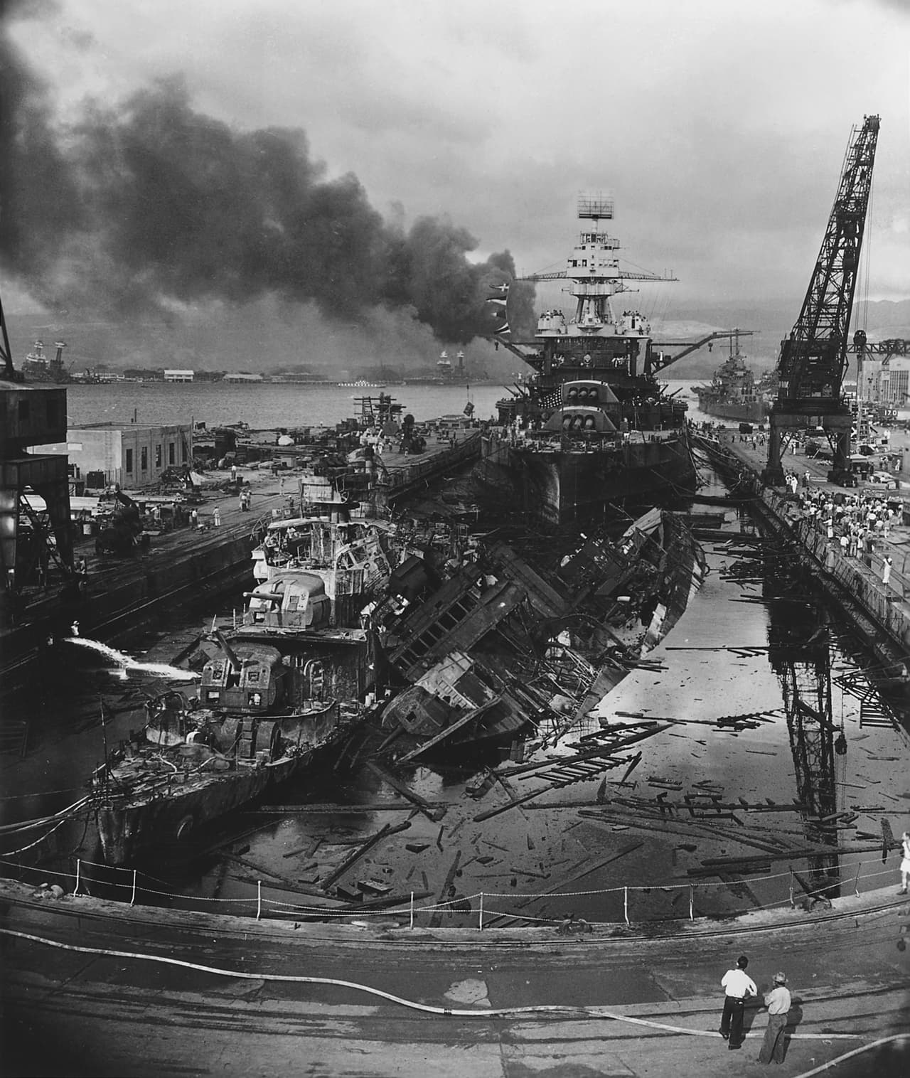 El acorazado USS Pennsylvania (al fondo) y los destructores Cassin y Downes destruidos en el ataque.