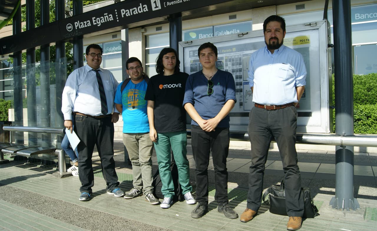Parte de los voluntarios, en una parada de los buses del Transantiago.