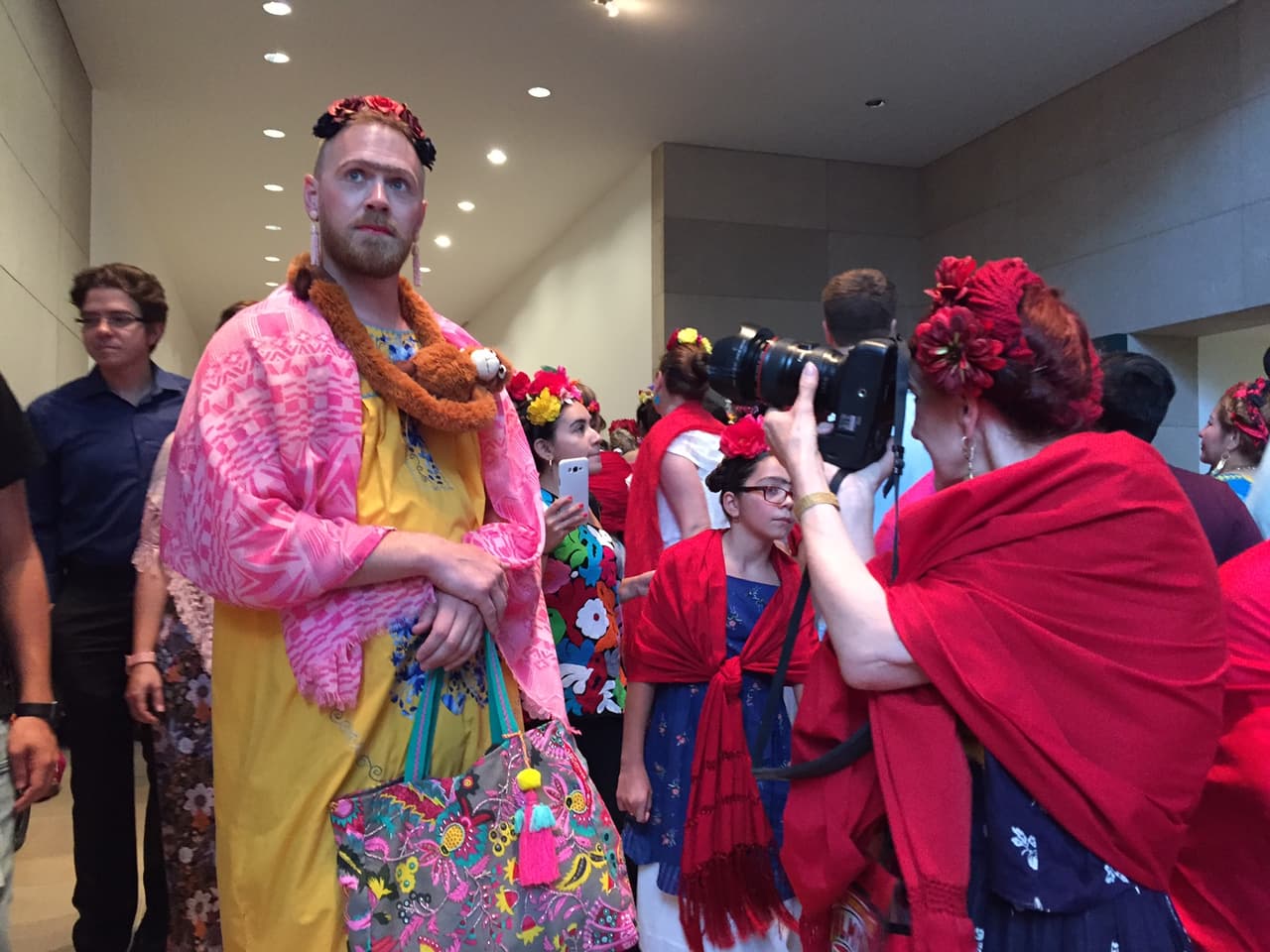 <b>Michael Hardy,</b> amigo solidario. Quiso apoyar a una compañera de trabajo que lo invitó al concurso.
<br>"Es impresionante ver a tanta gente, es un mar de flores rosadas", señaló. 
<br>¿Qué se siente ser Frida por unas horas? "Es muy poderoso", aseguró.