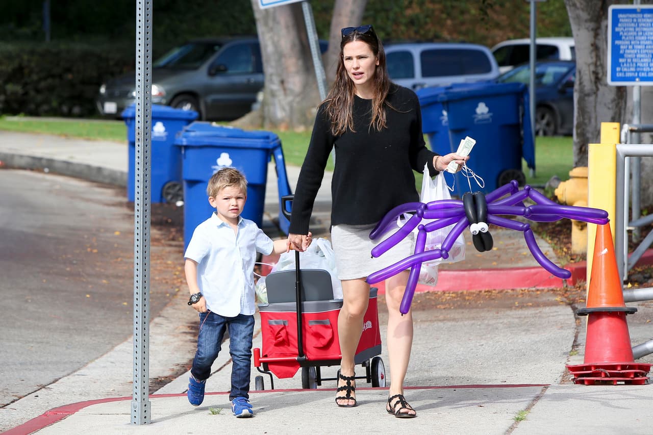 Llevan una carretilla ¡y hasta un globito en forma de araña!