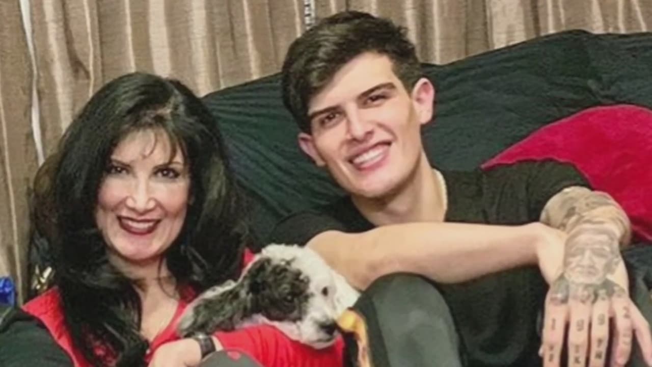 Adriel Favela se enojó y distanció de su madre porque ella ventiló que el cantante se había convertido en padre