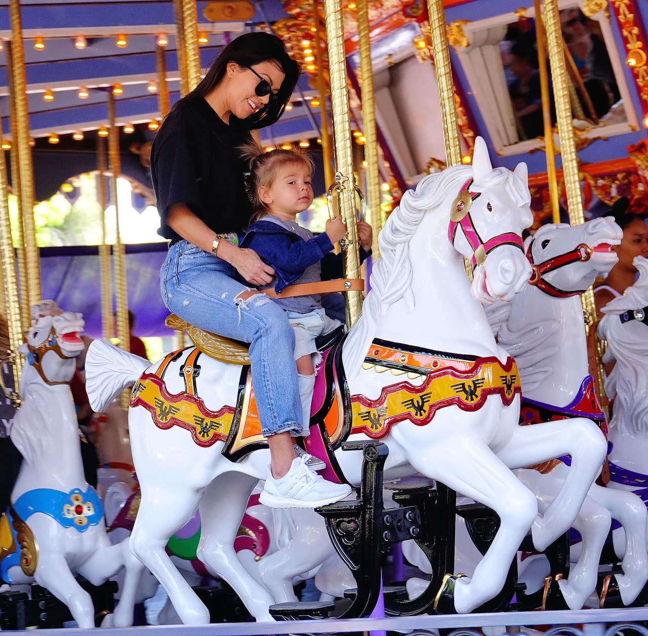 Kourtney, Scott y los chicos disfrutaron de juegos clásicos como 'It's A Small World', 'Thunder Mountain', 'Dumbo' y 'Mr Toad's Wild Adventure'.