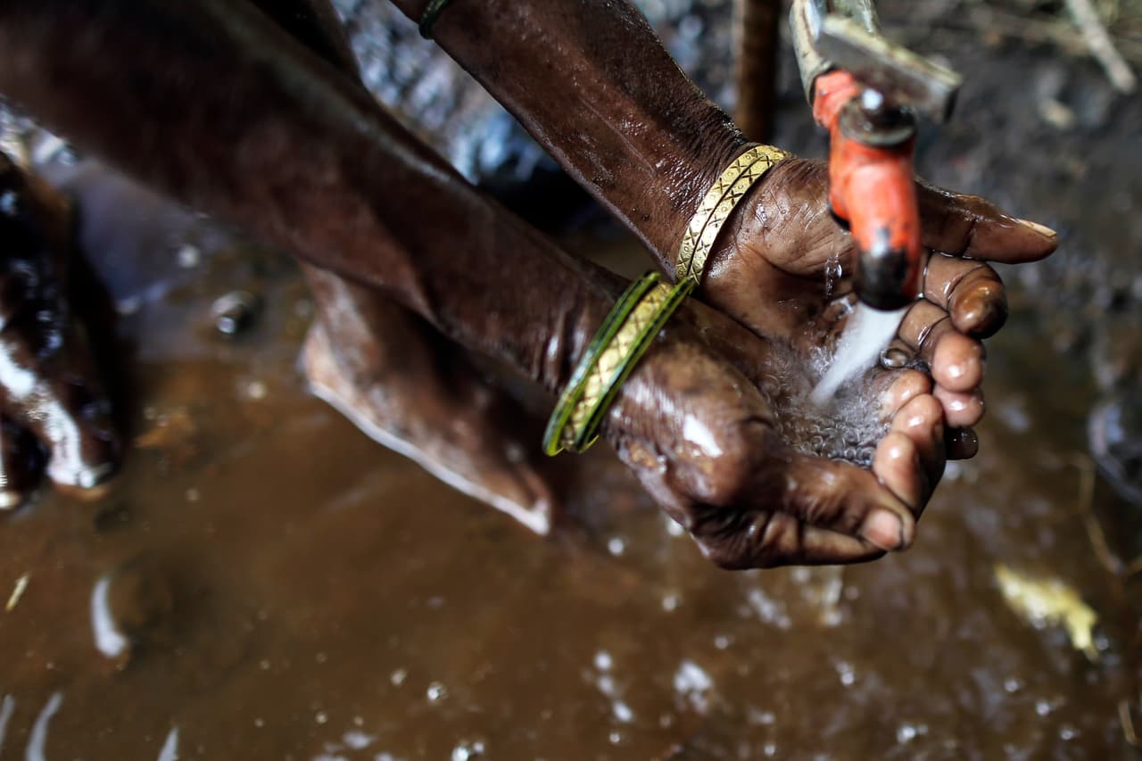 Una mujer se lava las manos en una fuente pública en Kainad, Maharashtra, India. Si bien este país ha mejorado en servicios gracias a la construcción de 600,000 kilómetros (373,000 millas) de carreteras, la instalación de 327 millones de conexiones telefónicas rurales y un aumento de la alfabetización a niveles récord, esto ha redundado en un aceleramiento en la tasa de crecimiento de la producción de alimentos en India, lo que significa una enorme presión por el uso del agua. Dhiraj Singh / Bloomberg via Getty Images