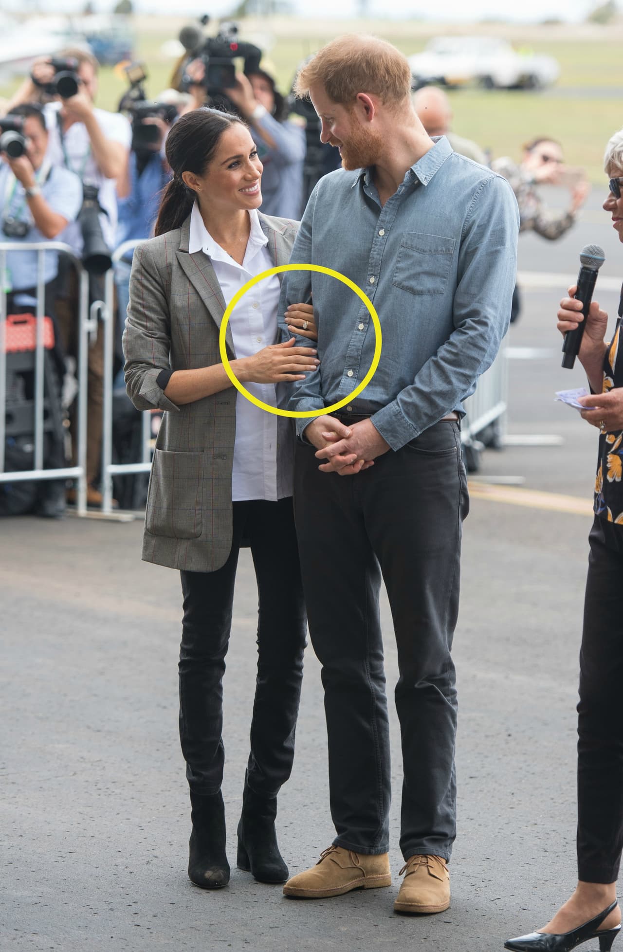 A finales de octubre del año pasado, Meghan Markle utilizó unos jeans negros mientras se encontraba en su primera gira real con Harry por Australia.