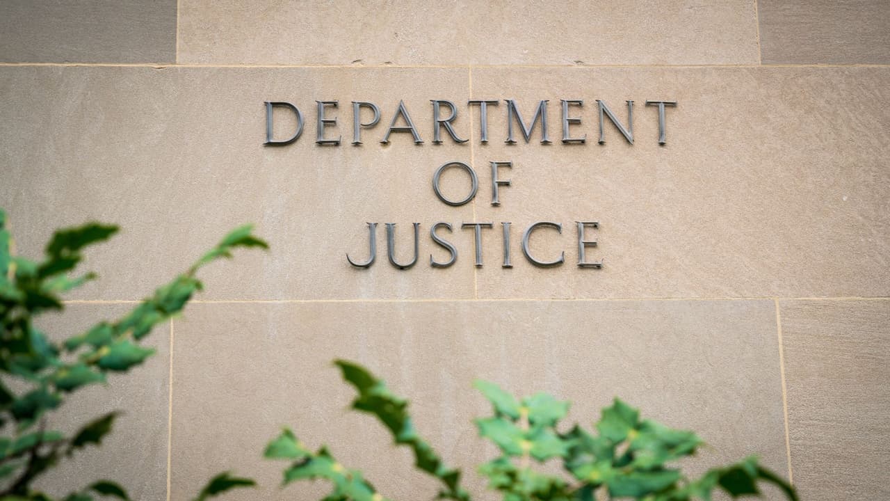 <h3 class="cms-H3-H3">¿Por qué fue despedida Carolyn Feinstein? </h3>
<br>Según la versión de Carolyn, publicada por 
<i>The Daily Beast</i>, 
<b>su despido fue una represalia directa por el activismo de su esposo.</b> Ella sostiene que nunca participó en el desarrollo de la aplicación ni tuvo relación alguna con su funcionamiento. “Me despidieron por las acciones de mi esposo”, declaró. “Esto fue represalia. 
<b>Dediqué mi carrera a servir al pueblo de Estados Unidos, y ahora me acusan de querer hacerle daño</b>. Eso no es verdad”. La ahora exfuncionaria, que trabajaba en la oficina del DOJ en Austin, informó que 
<b>notificó a sus superiores sobre la relación con el creador de la app </b>después de que su esposo empezó a recibir amenazas de muerte. Días después, el Departamento comenzó a investigar su conexión con la empresa dueña del código de ICEBlock: All U Chart Inc., en la cual 
<b>Carolyn tiene una participación minoritaria. </b>“Solo figuraba como accionista por si algo le pasaba a mi esposo y había que cerrar la empresa”, explicó a 
<i>The National</i>. “No programé, diseñé ni promoví la app”.