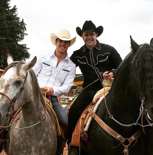 “Donde más cómodo me siento es con mi sombrero y con mis botas, desde niño. Crecí en el rancho, ¿qué te digo? Sí, aquí es donde más contento y bien estoy”, dijo al respecto.