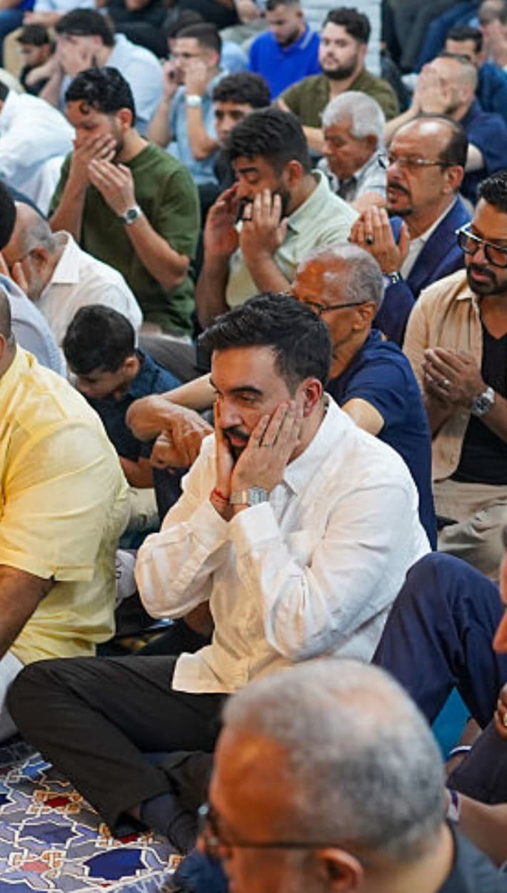 <b><a href="https://www.univision.com/noticias/politica/quien-es-zohran-mamdani-el-ganador-alcaldia-nueva-york" target="_blank">Mamdani</a></b> también sacó tiempo para asistir el viernes, 7 de noviembre, al
<b>Centro Islamico del Caribe Masjid Ebadur Rahman</b>, en el sector de Montehiedra, donde además de participar de las oraciones, también conoció a
<b>musulmanes latinos</b>.