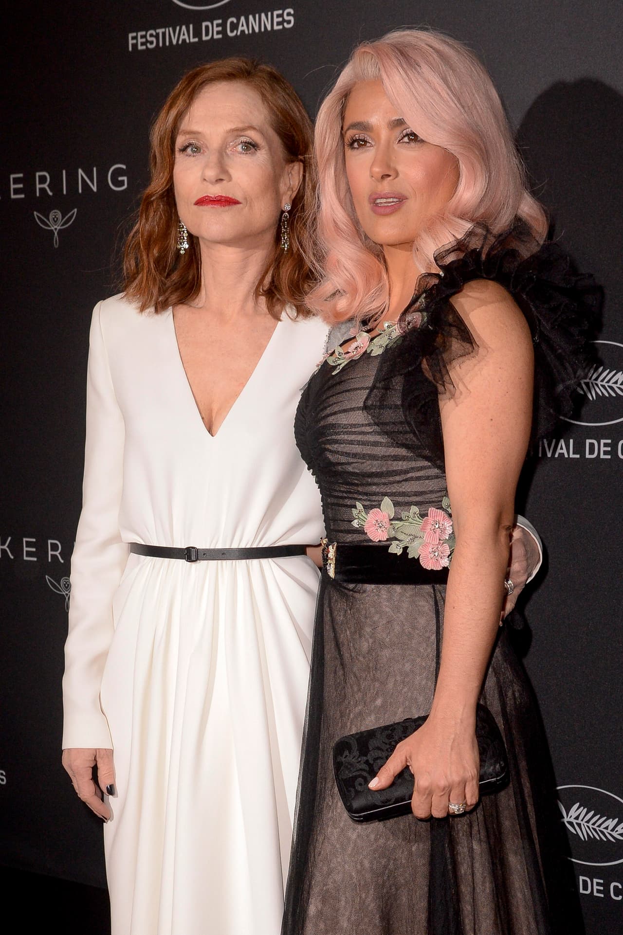 Salma Hayek y Elizabeth Huppert posaron juntas en la alfombra roja del evento.