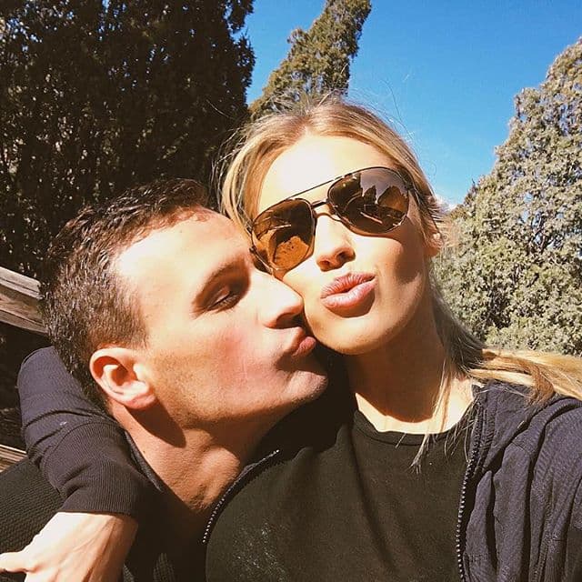 Ryan también esta vuelto loco de amor por esta rubia.