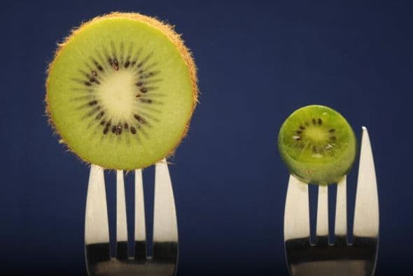 Necesitas también dos kiwis y 250 gramos de frambuesa. Con todas estas frutas tu salsa será dulce, pero no será empalagosa por los cítricos del limón y kiwi.